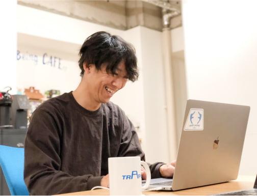 TRAPEのオフィス「BaseTRAPE」で仕事をしている写真