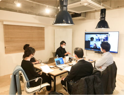TRAPEのオフィス「BaseTRAPE」で仕事をしている写真