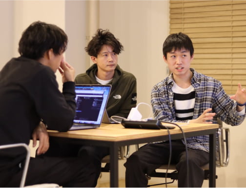 TRAPEのオフィス「BaseTRAPE」で仕事をしている写真