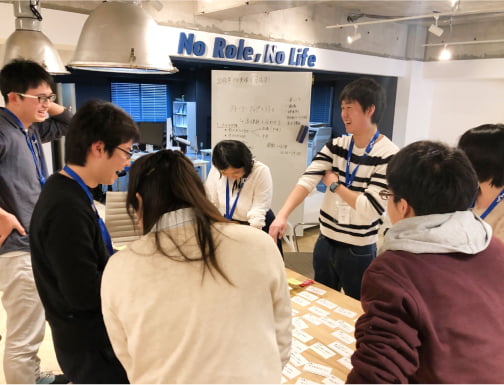 TRAPEのオフィス「BaseTRAPE」で仕事をしている写真